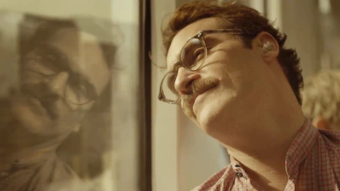 Joaquin Phoenix camdan dışarı bakıyor