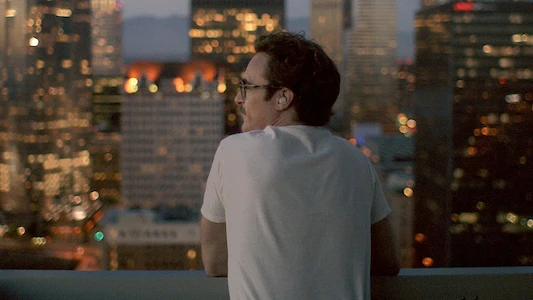 Başrol Joaquin Phoenix, harika bir manzarada şehre bakıyor