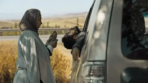 Hit the road filminin en duygusal kısmı. Anne, oğlunun saçından bir tutam kesip dua okuyor.
