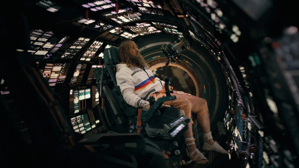 Ryland Grace bir uzay gemisinde yalnız başına uyanıyor.