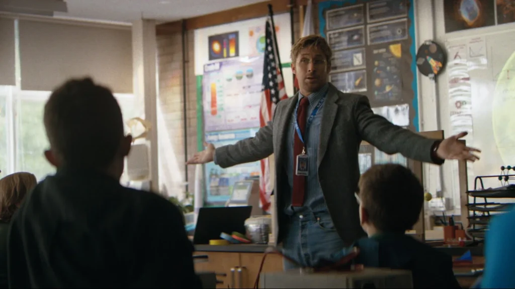 Öğretmen Ryland Grace sınıfında bilim anlatıyor.