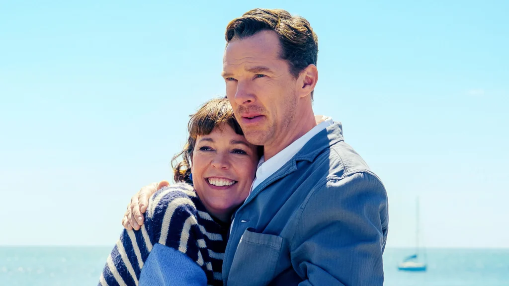 başrolü paylaşan romantik çiftimiz sarılıyor