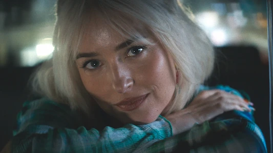 dakota johnson bakışları
